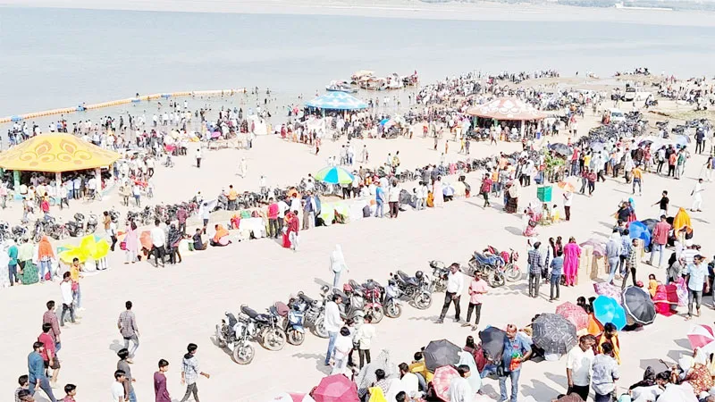 एशिया के सबसे बड़े एयर शो का हुआ आगाज, एयर शो नहीं मानों महाकुम्भ का मेला, घाट पर पहुंची लाखों की भीड़