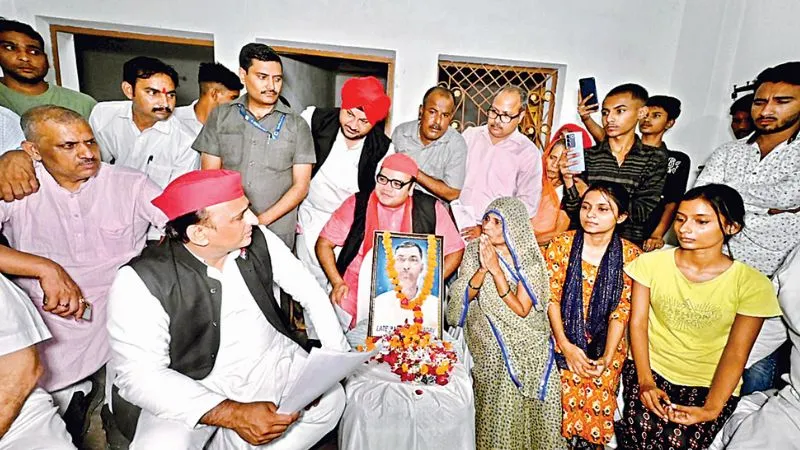 फरार भाजपा नेता दोनों डिप्टी सीएम के संपर्क में… कानपुर में ये भी बोले अखिलेश यादव, किसान के परिजनों को दी सांत्वना
