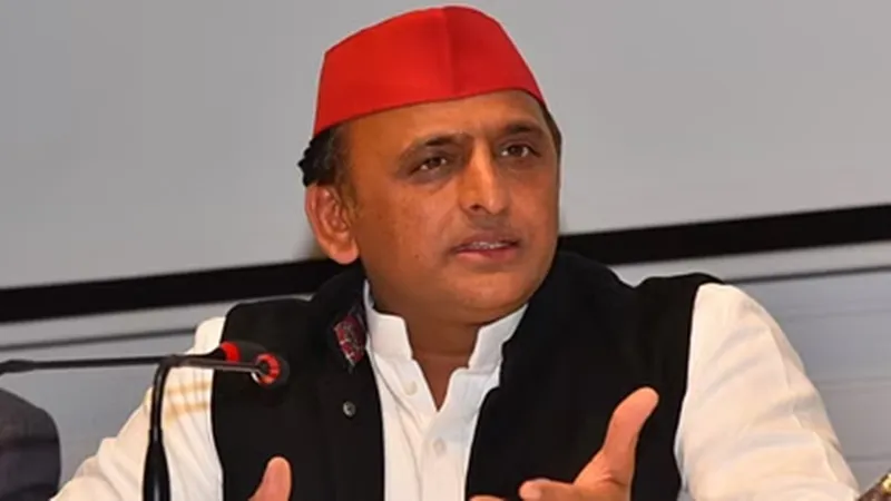 अखिलेश यादव का तंज- पत्रकारों के आवासों पर छापे 'हारती हुई भाजपा' की निशानी