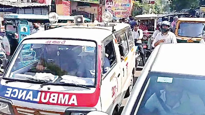 Kanpur: इधर कमिश्नर ने दिया आदेश, उधर फंस गई एंबुलेंस, आधे घंटे के बीच का अंतर, पुलिस ऑफिस के बाहर ही लगा जाम