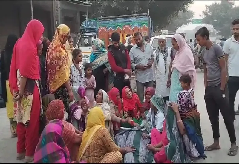 अमरोहा : निजी अस्पताल में जच्चा-बच्चा की मौत, गुस्साए परिजनों ने जमकर किया हंगामा 