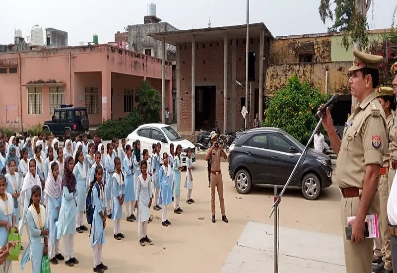 अमरोहा : नारी सशक्तिकरण एवं यातायात के नियमों के प्रति छात्र-छात्राओं को दी जानकारी