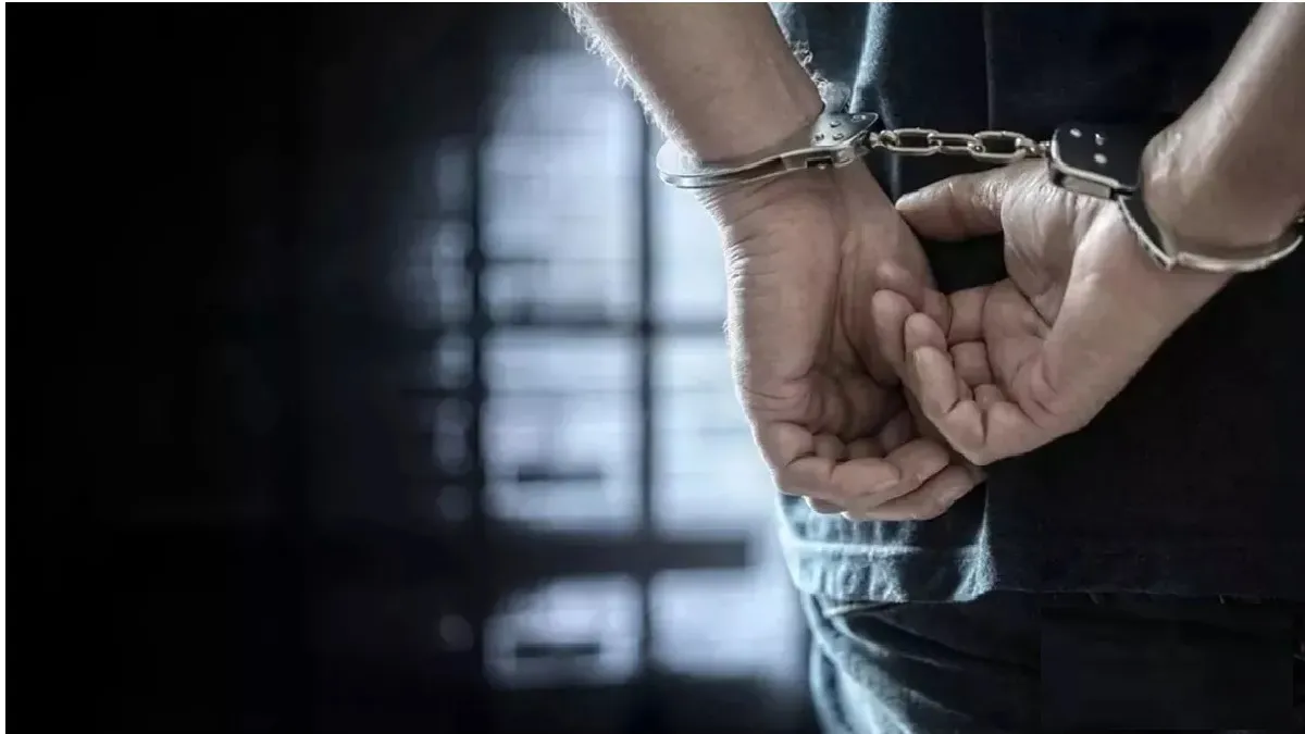 मथुरा में खुद को आईपीएस अधिकारी बताकर ठगी करने वाला शातिर अपराधी गिरफ्तार 