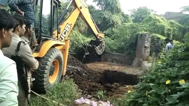 Auraiya News: भैंस के काटे जाने की सूचना पर पहुंचा फोर्स, चार भैंसों के कंकाल किए बरामद, JCB से कराए जमींदोज