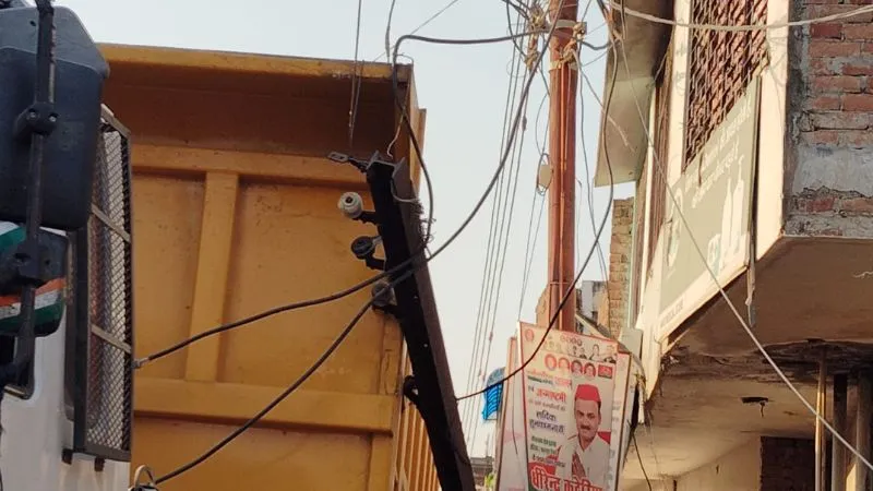 Auraiya News: ट्रक की टक्कर से टूटा बिजली का पोल, सात घंटे तक बिजली रही गुल, इतने घर अंधेरे में रहे