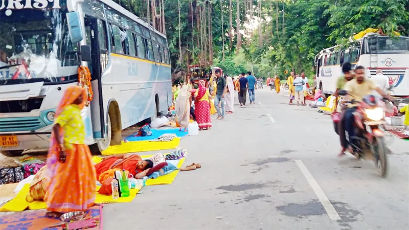 अयोध्या: नंदीग्राम में सड़क बनी श्रद्धालुओं की ठौर, प्रशासन ने नहीं किए इंतजाम 