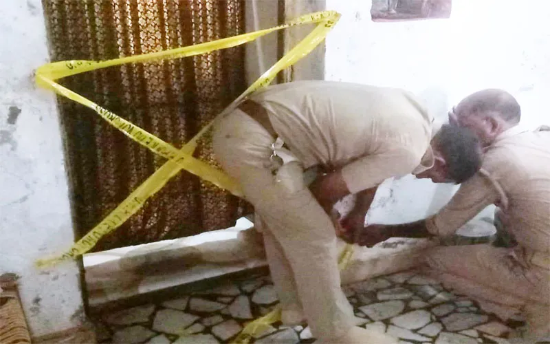अयोध्या: भाई ने दरवाजा खोला तो फंदे से लटका मिला संस्कृत छात्र का शव, हड़कंप
