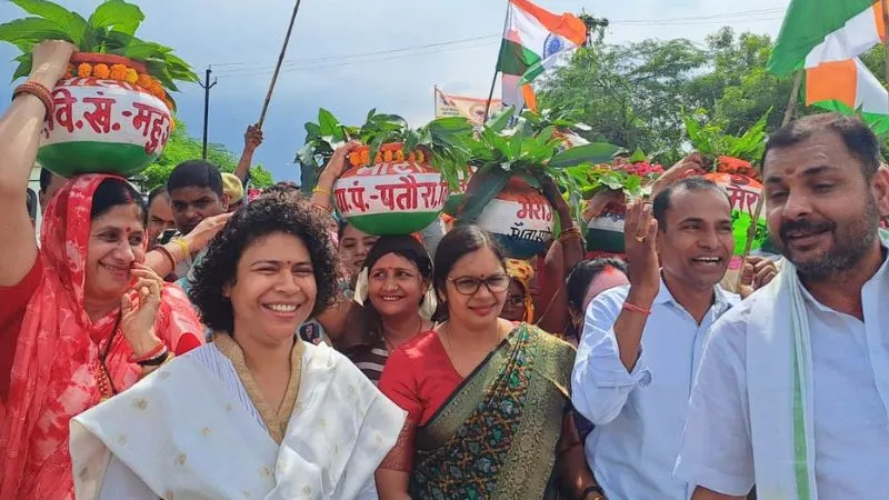 Banda: ब्लाक मुख्यालय में स्थापित किए गए गांव-गांव से आए अमृत कलश, प्रमुख सचिव, डीएम समेत जनप्रतिनिधियों ने दिखाई हरी झंडी