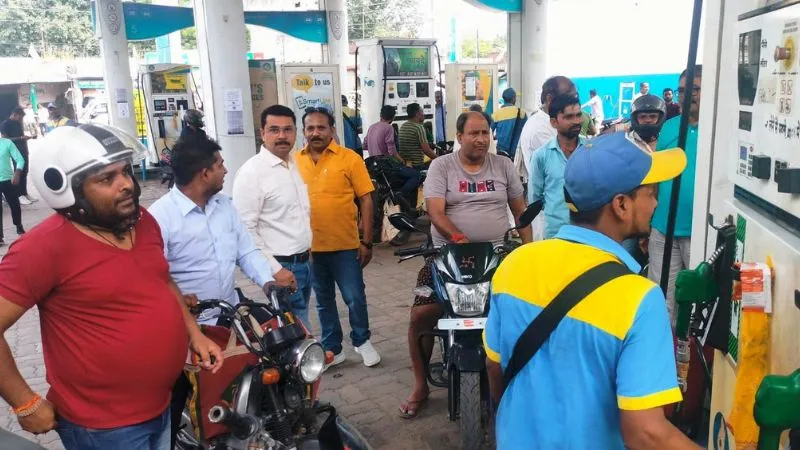 Banda: प्लीज भाई साहब एक मिनट के लिए अपना हेलमेट दे दो… पंप संचालकों ने पेट्रोल देने से किया मना, जानें- क्यों
