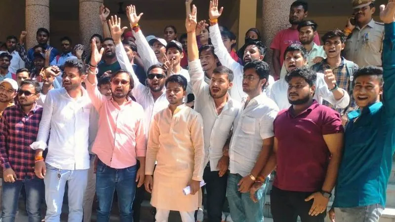 Banda: पं.जेएन कॉलेज में सीटें न बढ़ाए जाने पर छात्रों ने दी अनशन की चेतावनी, कलेक्ट्रेट पहुंचकर की नारेबाजी