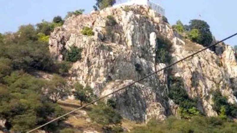 UP: बांदा के इस मंदिर की अद्भुत है मान्यता… मां योगमाया के श्राप से सफेद रंग का हो गया गिरवां का खत्री पहाड़