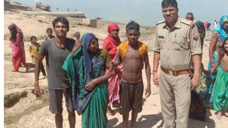 Banda News: पुत्रवधू से नाराज होकर खुदकुशी करने को नदी में कूदी वृद्धा… भगवान बनकर आई खाकी, ऐसे बचाई जान