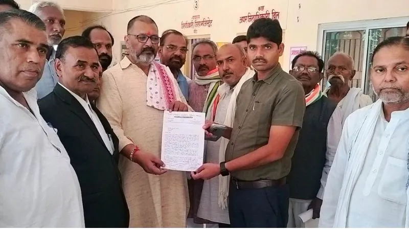 Banda News: चतुर्थ स्तंभ प्रेस की आजादी पर हमला कर रही केंद्र सरकार, आक्रोशित कांग्रेसजनों ने डीएम को सौंपा ज्ञापन