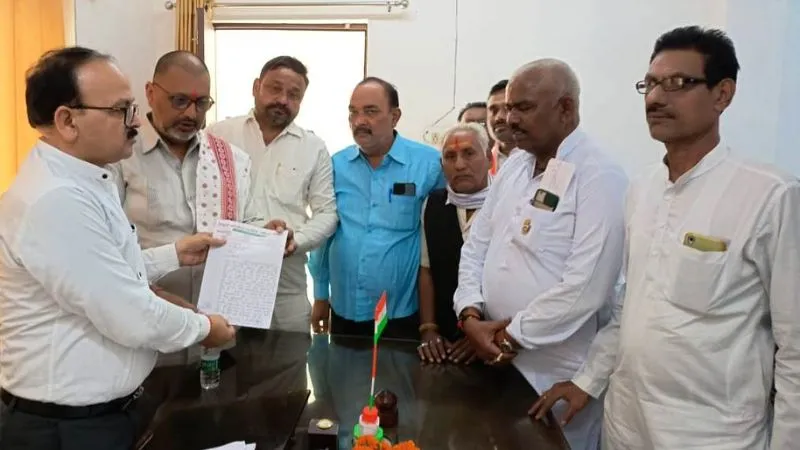 Banda News: PGI में चिकित्सकों की लापरवाही से पूर्व सांसद के बेटे की हुई थी मौत, कांग्रेसियों ने खोला मोर्चा