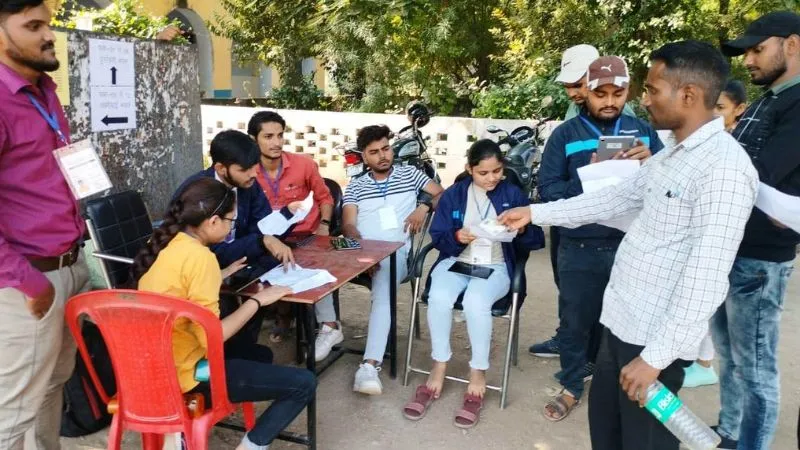 UPSSSC PET 2023: Banda में पहले दिन आधे से ज्यादा अभ्यर्थियों ने छोड़ी परीक्षा, दो पालियों में संपन्न हुईं परीक्षा