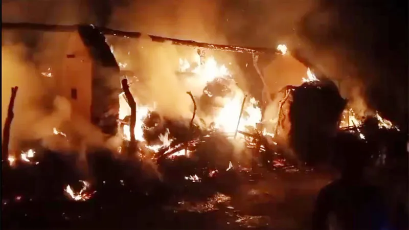 बहराइच: अज्ञात कारणों से लगी आग में दो घर जलकर राख, अग्निकांड में हजारों का हुआ नुकसान