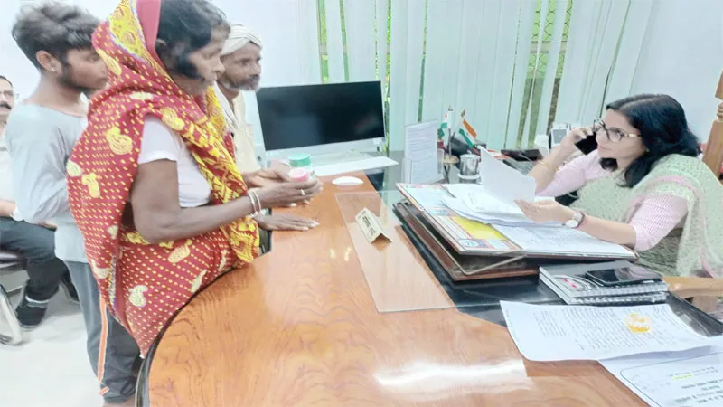 इलाज के बहाने ग्रामीण की जमीन का करवा लिया बैनामा, दवा की जगह पीने के लिए दे दी दो शीशी कीटनाशक