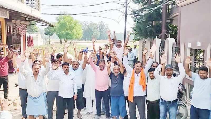 घटिया सामग्री से सड़क निर्माण करवा रहा ठेकेदार, नगरवासियों ने किया प्रदर्शन