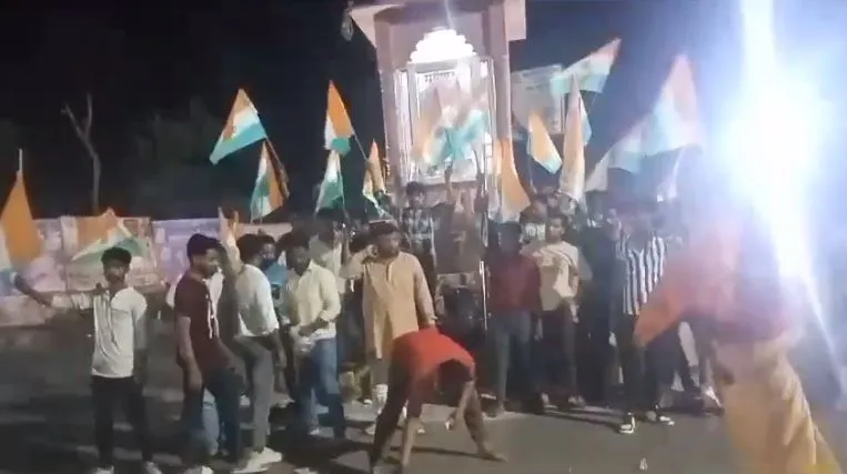 बदायूं: आतिशबाजी जलाकर युवा मंच ने मनाया भारत की जीत का जश्न