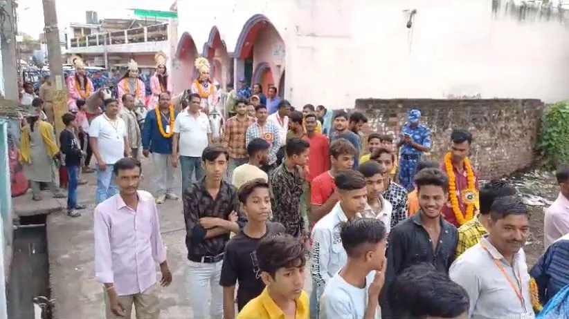 बरेली: वनखंडी नाथ मंदिर से निकली ऐतिहासिक राम बारात, लोगों ने पुष्प वर्षा कर किया स्वागत 