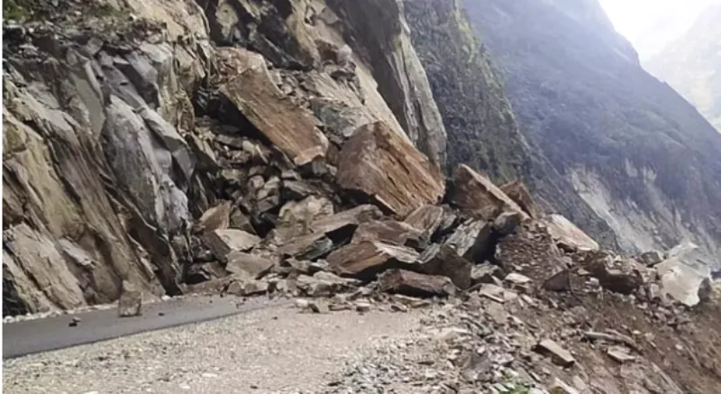 पिथौरागढ़: चट्टान खिसकने से वाहन दबा, नौ लोगों की दर्दनाक मौत