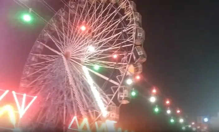 मेले में चलते-चलते अचानक रुक गया झूला, 20 लोग बचाए गए, Video हुआ वायरल