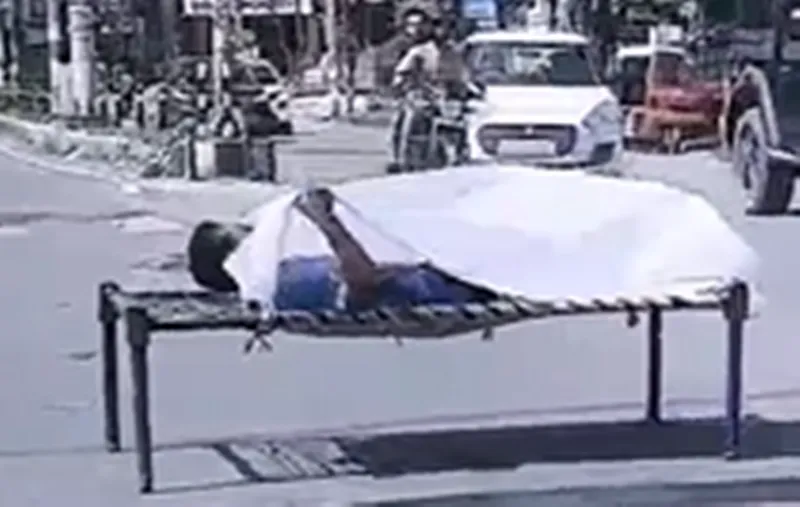 देहरादून: Video- मैं बीच सड़क बिस्तर लगवाऊं मेरी मर्जी...पुलिस ने उतारी मनमर्जी