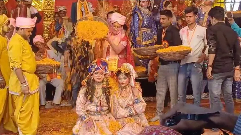 बरेली: बनखंडी नाथ मंदिर में फूलों की होली, उत्तराखंड की मंत्री रेखा आर्य ने बरसाए फूल