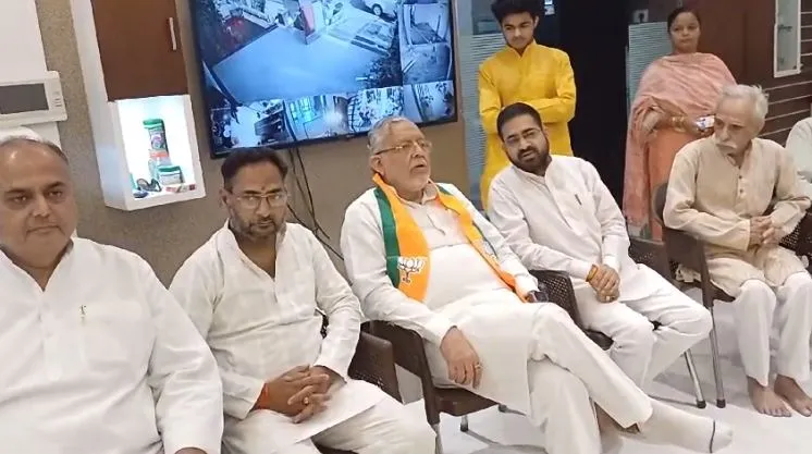 बरेली: नगर निगम के पूर्व उपसभापति अतुल कपूर के पिता की मौत पर शोक संवेदना व्यक्त करने पहुंचे वित्तमंत्री सुरेश खन्ना