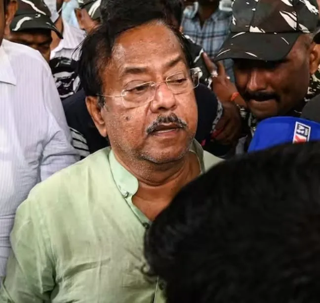 राशन घोटाला: प. बंगाल के गिरफ्तार मंत्री ज्योतिप्रिय मलिक हुए अदालत में बेहोश