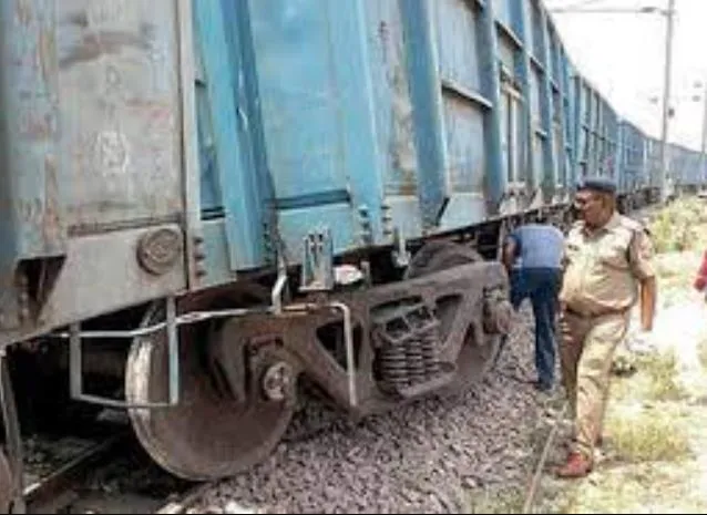 मुंबईः खाली मालगाड़ी के दो डब्बे पटरी से उतरे, कुछ ट्रेनों की आवाजाही प्रभावित