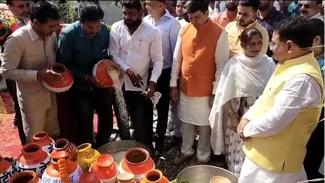 बरेली: देश के शहीदों को किया नमन, सभी वार्डों से आई मिट्टी और चावल के कलश