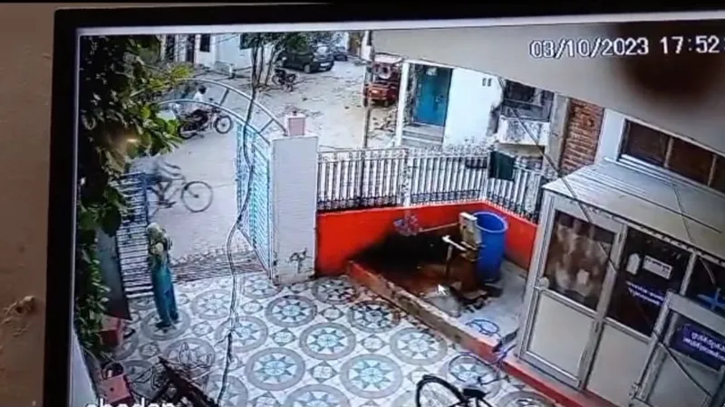 हरदोई: दिनदहाड़े बाइक पर चोरों ने साफ किया हाथ, CCTV में कैदी हुई चोरी की घटना