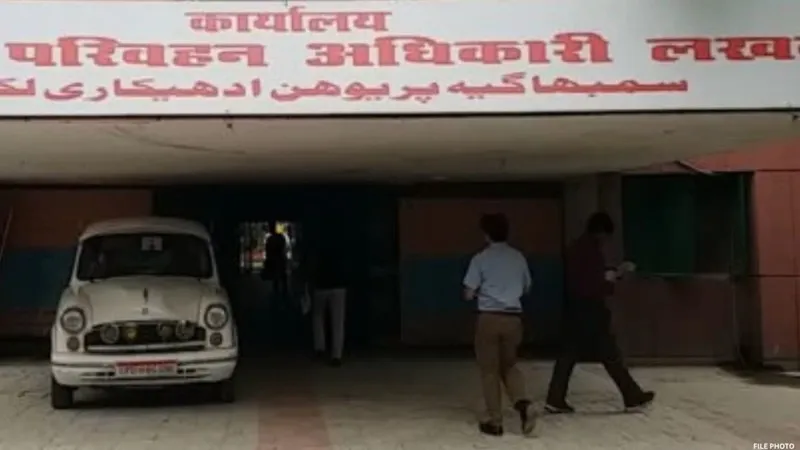 लखनऊ: मंत्री को जानकारी नहीं, बुजुर्ग को थप्पड़ मारने वाला बाबू एआरटीओ में अटैच