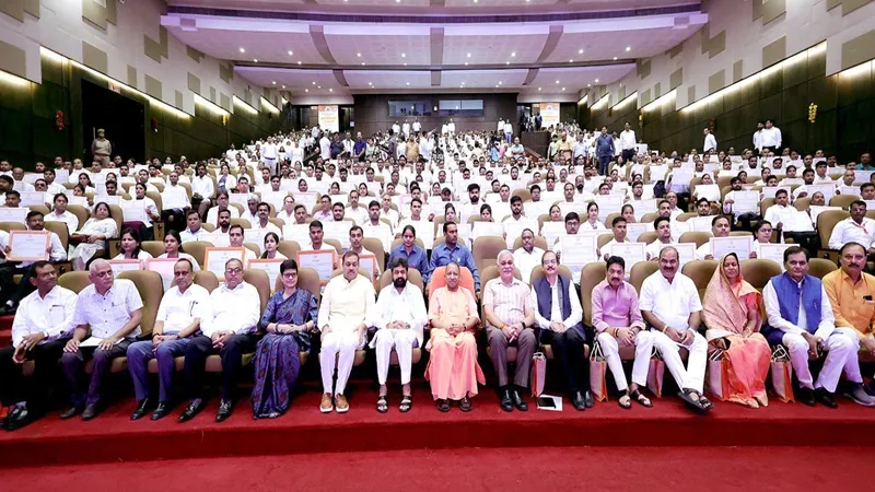 मुख्यमंत्री योगी ने 393 होम्योपैथिक फार्मासिस्टों को बांटे नियुक्ति पत्र