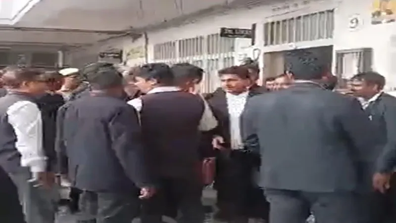 प्रयागराज: कचहरी के अंदर तमंचा लेकर पहुंचा युवक, वकीलों के मर्डर की थी प्लानिंग