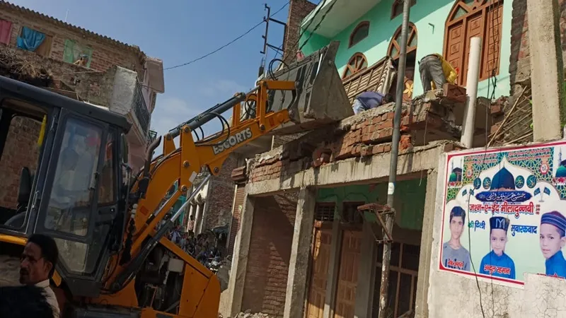 बहराइच: एसडीएम की मौजूदगी में सड़क पर बने अवैध मकान पर चला बुलडोजर