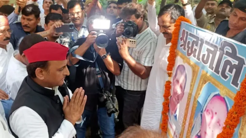 देवरिया नरसंहार कांड: पीड़ितों से मिले अखिलेश यादव, मृतकों को दी श्रद्धांजलि, घर का नजारा देख रह गए दंग