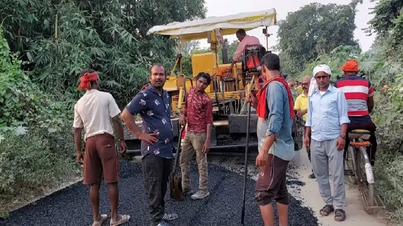 देवरिया हत्याकांड: अखिलेश यादव के पहुंचने से पहले सड़क बनाने में जुटा PWD, वीडियो वायरल  