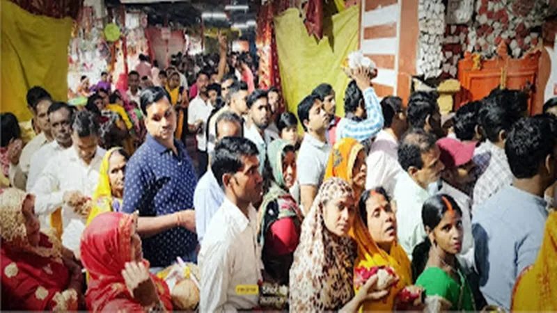 जौनपुर: चौकिया धाम में माता शीतला के दर्शन को लगी भक्तों की लंबी कतार