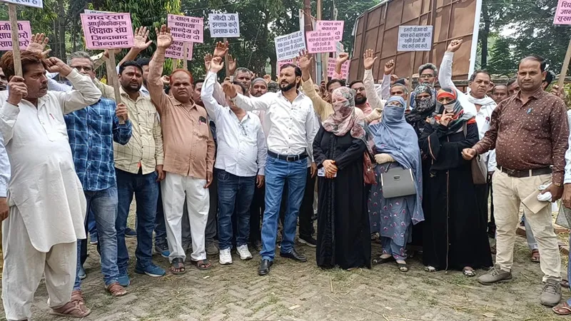 बहराइच: बकाया मानदेय को लेकर मदरसा शिक्षकों ने किया प्रदर्शन, नगर मजिस्ट्रेट को सौंपा ज्ञापन