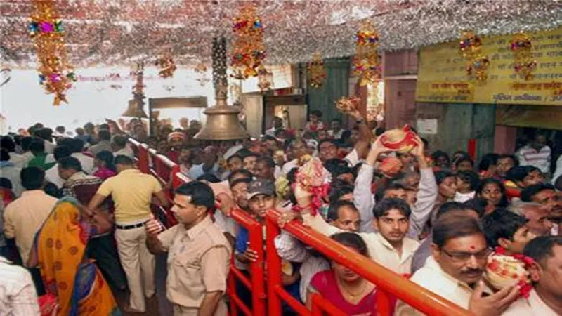 मिर्जापुर: अब भक्त गर्भगृह में नहीं कर सकेंगे मां विंध्यवासिनी के चरण स्पर्श, लगा प्रतिबंध, जानें वजह