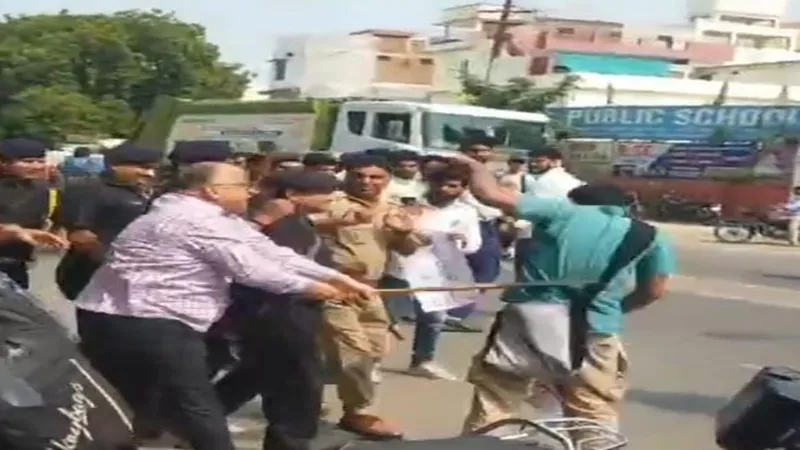 Allahabad University में दो छात्रों के निलंबन पर जमकर हंगामा, चीफ प्रॉक्टर ने भांजी लाठी, पांच छात्र नेता गिरफ्तार