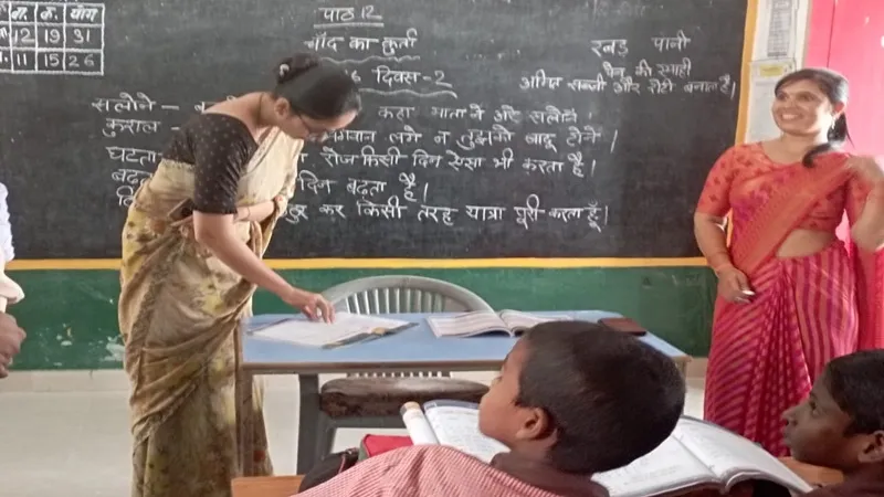 हरदोई: प्राथमिक विद्यालयों का सीडीओ ने किया निरीक्षण, बच्चों से पूछे सवाल 