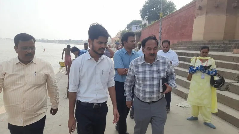 वाराणसी: अस्सी घाट पर सफाई को लेकर नगर आयुक्त ने किया निरीक्षण