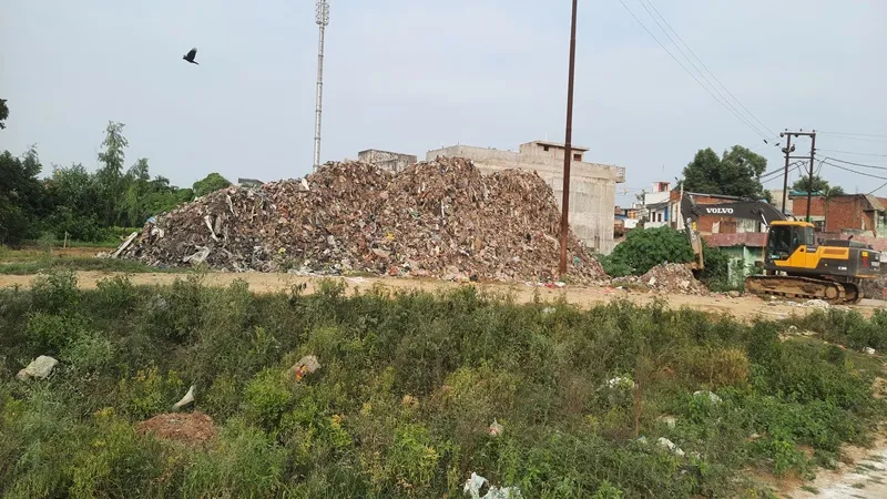 अयोध्या: बाईपास बनाने को खोद डाला कूड़े का ढेर, कस्बे में दुर्गंध से आक्रोश 