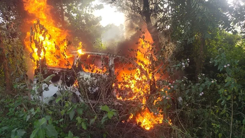 बहराइच: पेड़ से टकराने के बाद धू-धू कर जल गई जायलो कार, चालक बेहोश