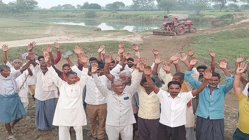 रोड नहीं तो वोट नहीं..., बहराइच में सड़क निर्माण को लेकर ग्रामीणों ने किया प्रदर्शन