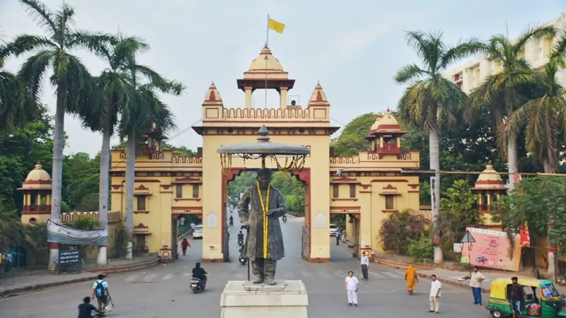 वाराणसी: BHU परिसर में लावरिश मिली नवजात बच्ची, सफाईकर्मी ने पिलाया दूध, डॉक्टरों ने दुलारा...