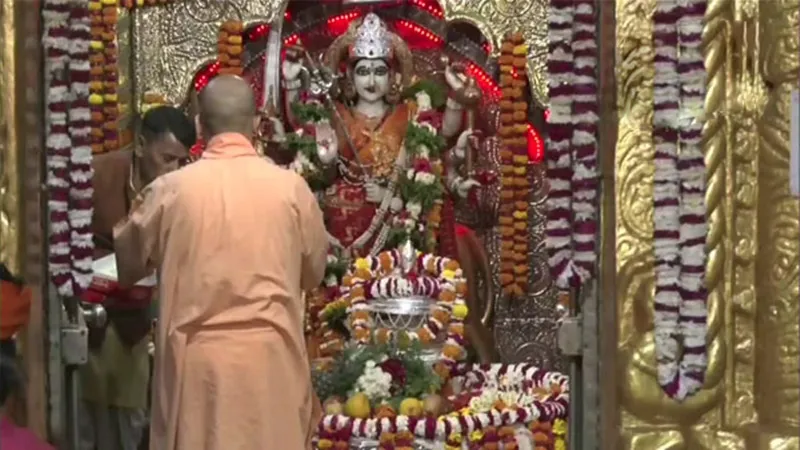 नवरात्रि के पहले दिन सीएम योगी ने की मां भगवती से प्रदेश वासियों के खुशहाली की कामना